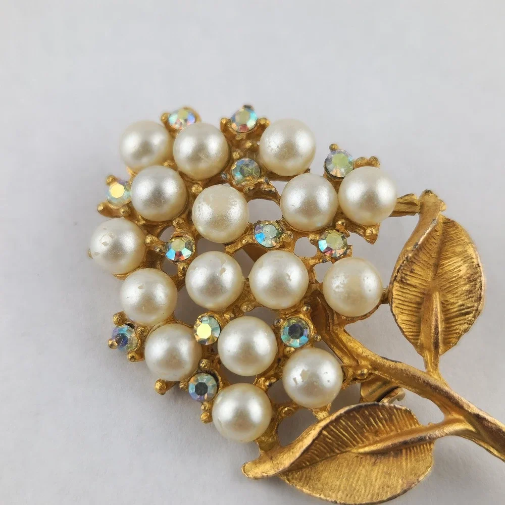 Vintage Gold Tone Brooch Faux Pearls &  Iridescent Rhinestones in Grape‎ Cluster
